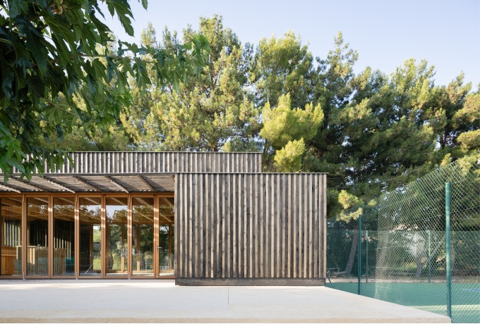 Salle polyvalente en pin d'Alep – Atelier Régis Roudil © Florence Vesval