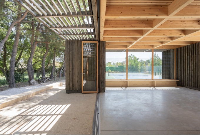 Salle polyvalente en pin d'Alep – Atelier Régis Roudil © Florence Vesval