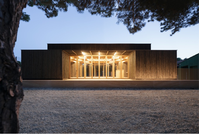 Salle polyvalente en pin d'Alep – Atelier Régis Roudil © Florence Vesval